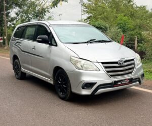 Toyota Innova 2.5 V : 2012 model